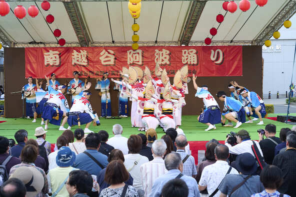 組み踊りの舞台は野外に設けられるので、舞台踊りとは一味違った雰囲気が楽しめます