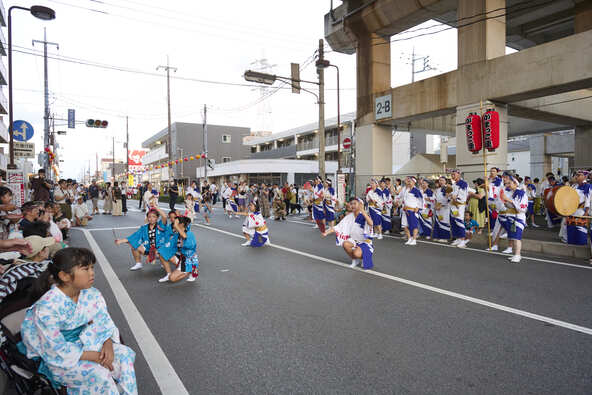 型にとらわれない自由な踊りはファンも多いです