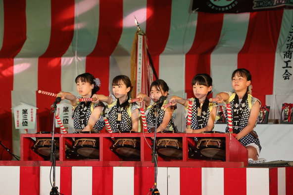 「祭りばやし競演会」では、子供たちが元気なかけ声とともに笛と太鼓の音を披露する姿も見られます
