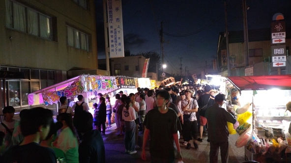 会場には出店も立ち並びます