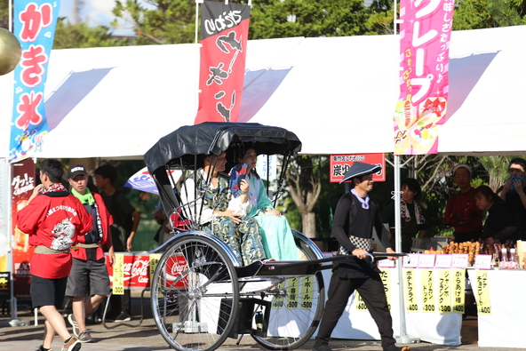 会場には出店も登場し、多くの人々でにぎわいます