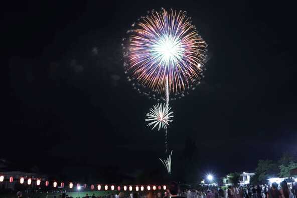 甘楽町の夜空に花開く華麗な花火は夏の思い出に残ります