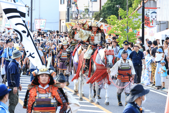 迫力の武者行列が見られます