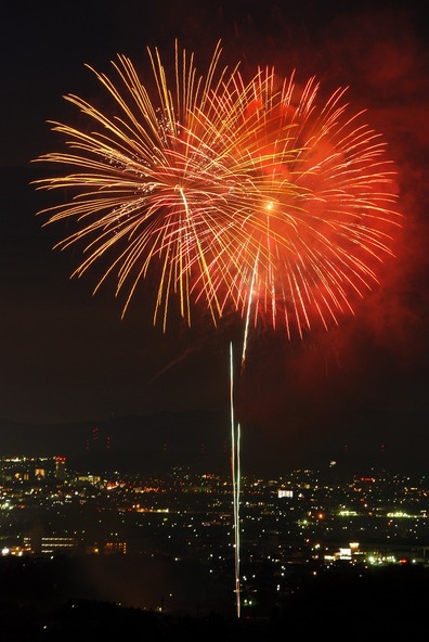 花火が夜空を照らします