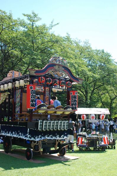 山車が町内を練り歩きます
