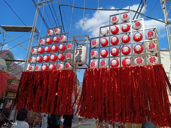 風が吹くたびに音が鳴る七夕飾りが会場に夏の風情を添えてくれます