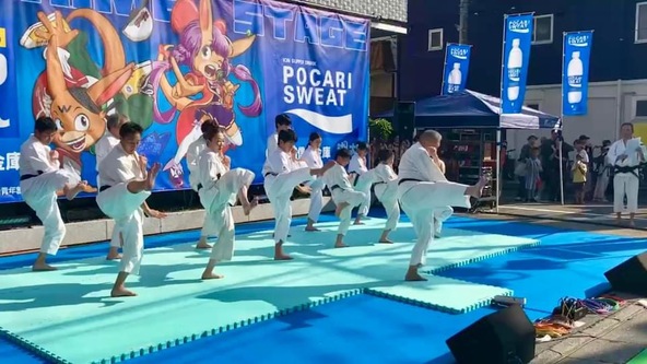 鮮やかな演舞やパフォーマンスに家族みんなで大盛り上がり！