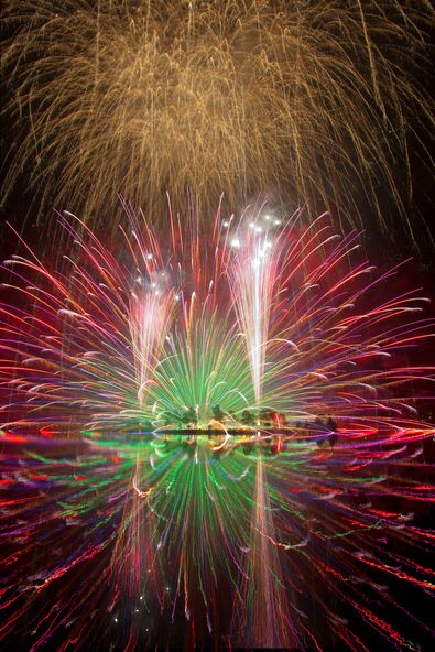 湖面に映る半円の花火は迫力満点
