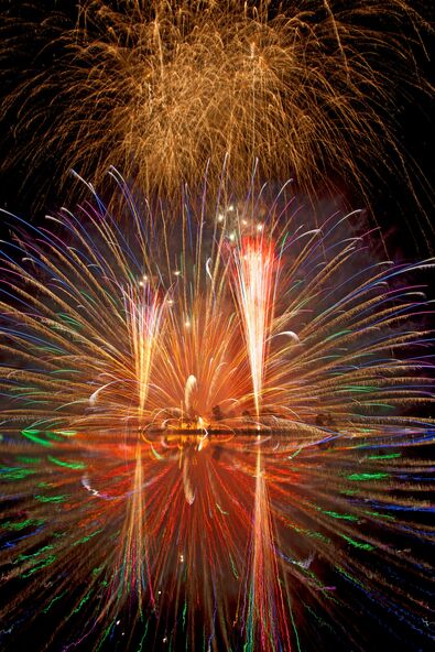 湖面に浮かび上がる色鮮やかな花火も必見です