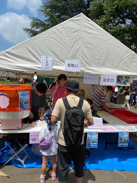 会場にはグルメが楽しめる模擬店もずらりと並びます