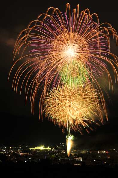 鮮やかな花火が高崎市の夜空を彩ります