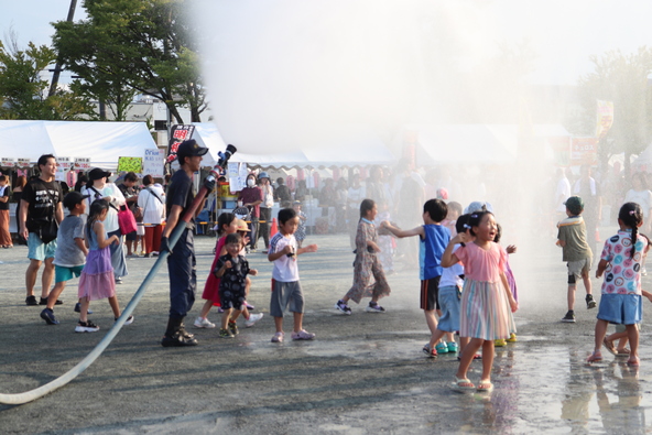 暑さを吹き飛ばす打ち水イベントに子供も大はしゃぎ！