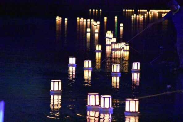 いくつもの灯籠が相模川を流れていきます