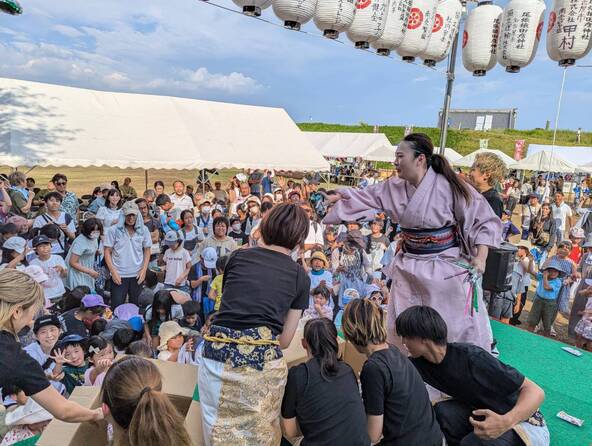 人気のお菓子まきの様子。子供はもちろん、ママパパも夢中に！