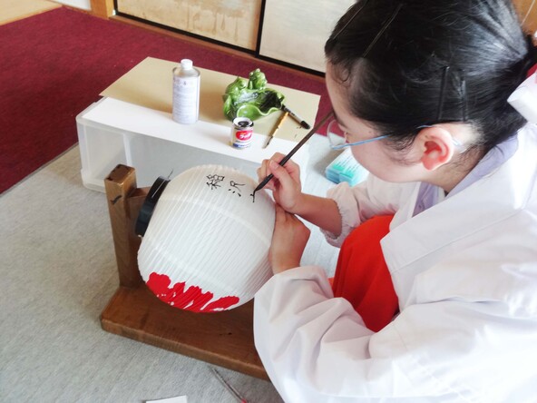 同時開催される奥宮例大祭では、多数の提灯（ちょうちん）が飾られます