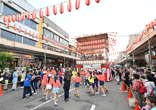 思わず踊りたくなる軽快なリズムが響きます