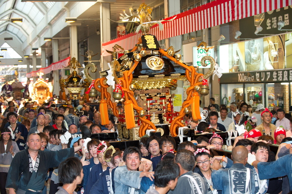神輿がまちを練り歩き活気にあふれます。(C)新潟観光コンベンション協会