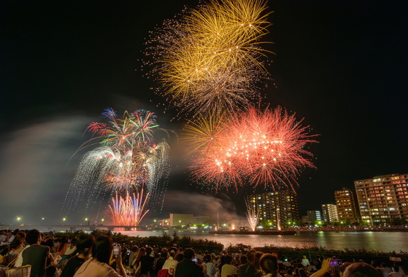 新潟の夜空を彩る花火大会。(C)新潟観光コンベンション協会