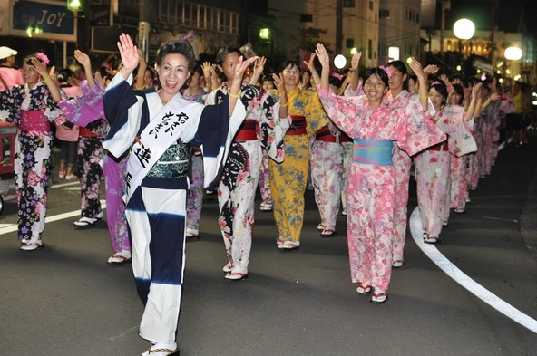 会場の富士見通りは、踊り手と観客で埋め尽くされます