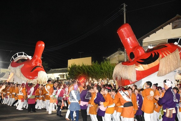 「天狗みこし」の担ぎ上げの様子。迫力満点の光景に子供たちもワクワク！