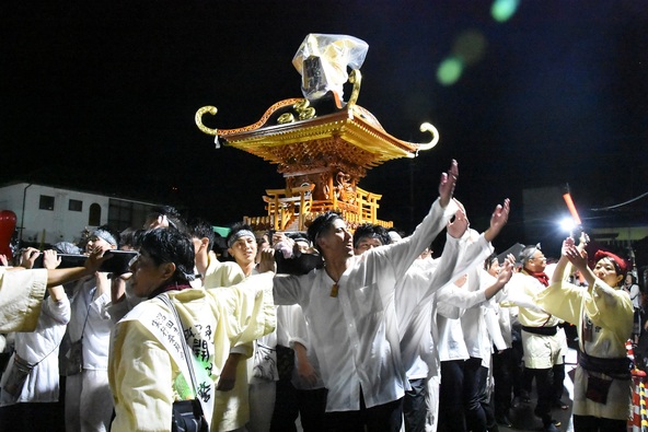 多くのまち（団体）みこしが参加する「町みこし」も必見！