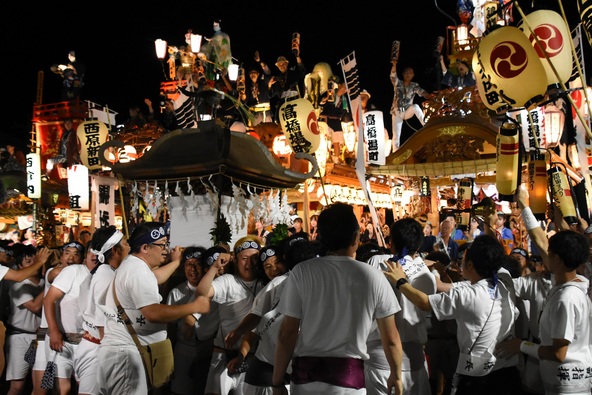 大勢の担ぎ手がかけ声を上げながらみこしを担ぎ上げる光景は、力強い地域の絆を感じさせます