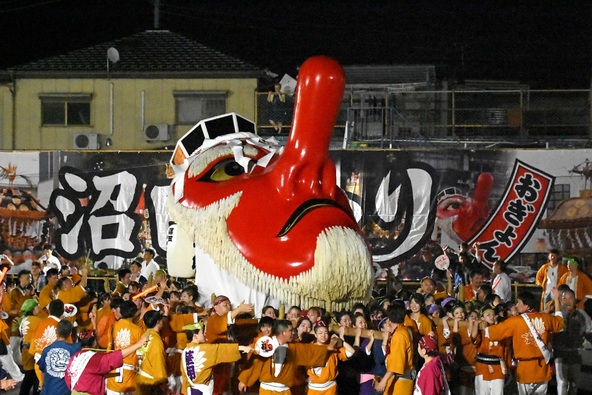 顔の長さ4.3m、幅2.3m、鼻の高さ2.9mの巨大な天狗面はまさに圧巻！