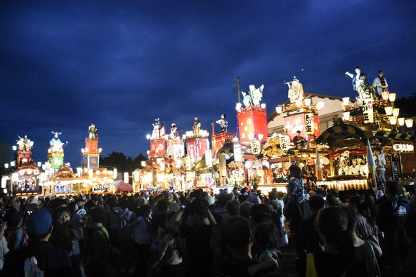 夜になるとライトアップをしながら巡行し、昼とはまた違った表情が楽しめます