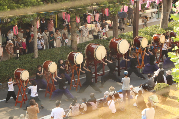 駅前通りで披露される太鼓の演奏は例年人気の催しです