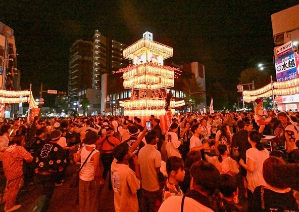 市内各所にやぐらが組まれ、踊りの輪が広がります