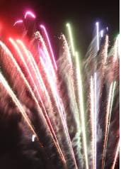 鮮やかな花火に子供たちも感動すること間違いなし！