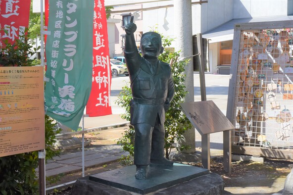 「少年よ、あの星を目指せ！両さん像」もあります