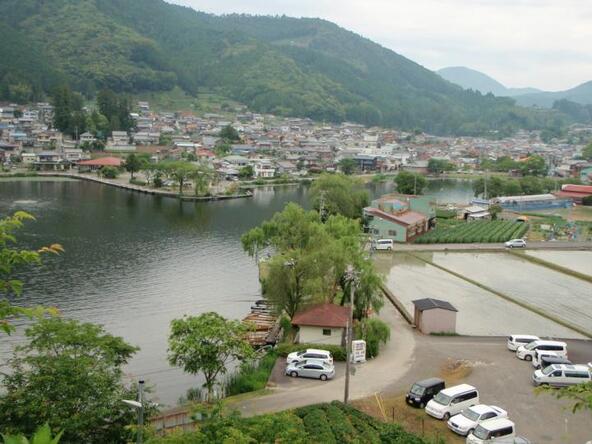のどかな山並みに囲まれた「野守の池」