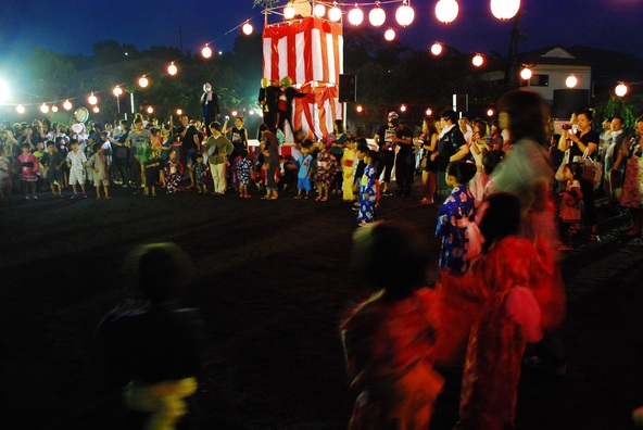  子供から大人まで、みんなで輪になって踊ります