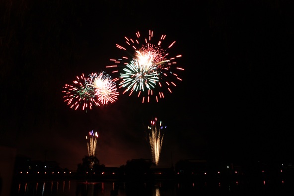 水上花火やスターマインなどが打ち上げられます