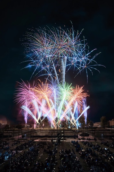 会場を感動で包み込むミュージック花火