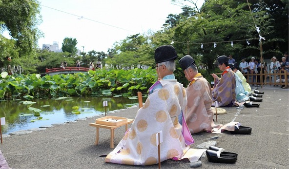源平池のほとりで行われる「夏越の祓」（なごしのはらい）