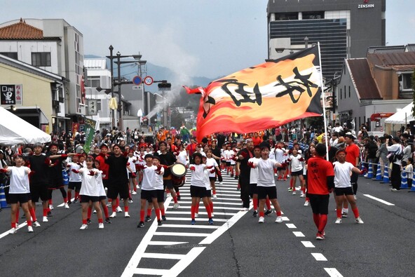 地元の子供たちも多く参加し、会場は活気あふれる雰囲気に包まれます
