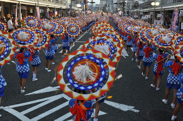今年の「一斉傘踊り」は2部制で開催されます