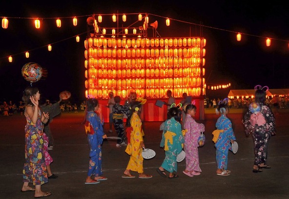 地域の人々と一緒に盆踊りを楽しもう