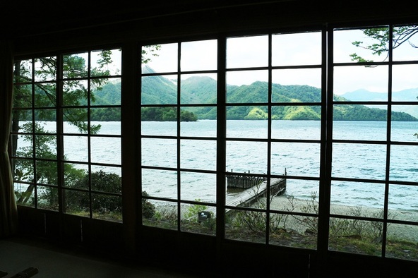 建物から眺める中禅寺湖も趣があります