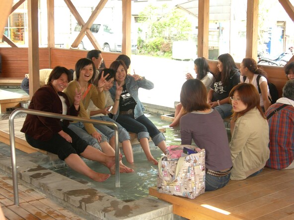 無料で気軽に利用できる「湯元園地足湯 あんよのゆ」