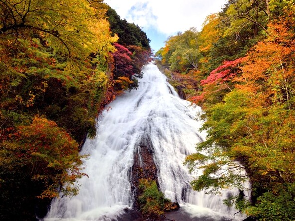 紅葉シーズンの湯滝