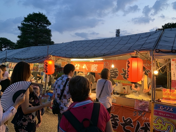 バラエティに富んだグルメの屋台を覗くのも楽しみのひとつ