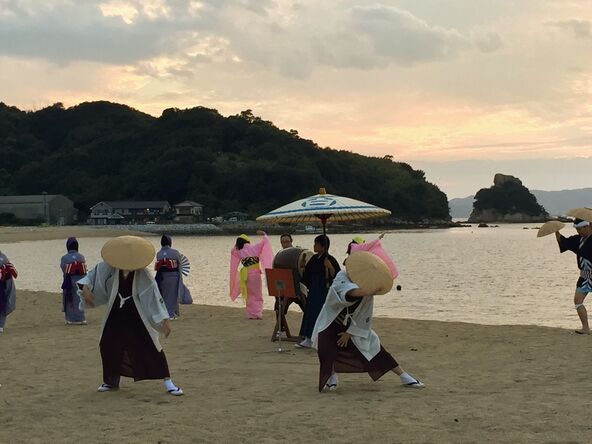 地域の人々と一緒に盆踊りを楽しみましょう