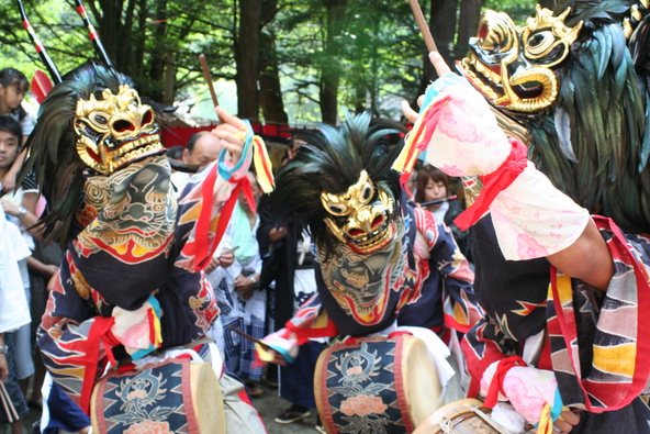 笛や太鼓にあわせて獅子舞が舞い踊ります