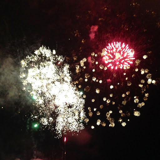 花火とあわせてミニ縁日やダンスのステージもあります