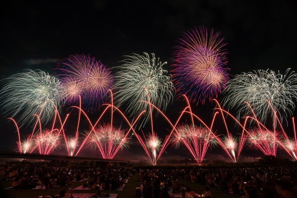 約1万5,000発もの多彩な花火が打ち上げられ、夜空を鮮やかに彩ります