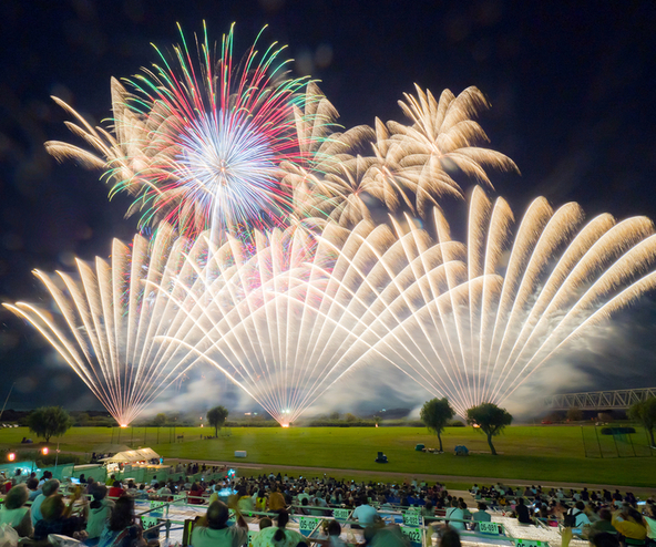 ワイドスターマイン、中国花火や尺玉などが取手の夜空を彩り、壮大な花火ショーを演出します