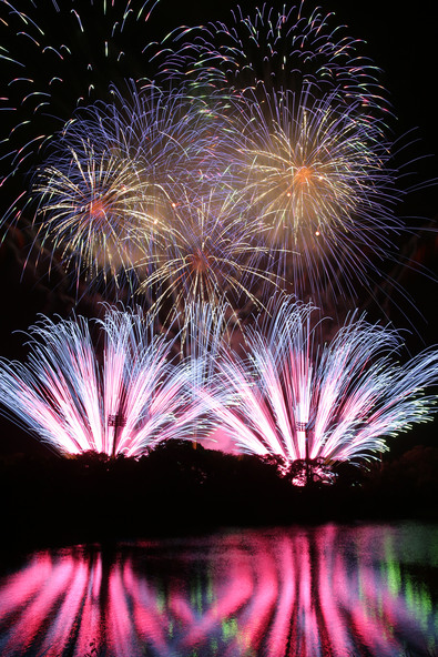 久慈川の水面に花火が映る幻想的な光景も見どころのひとつ